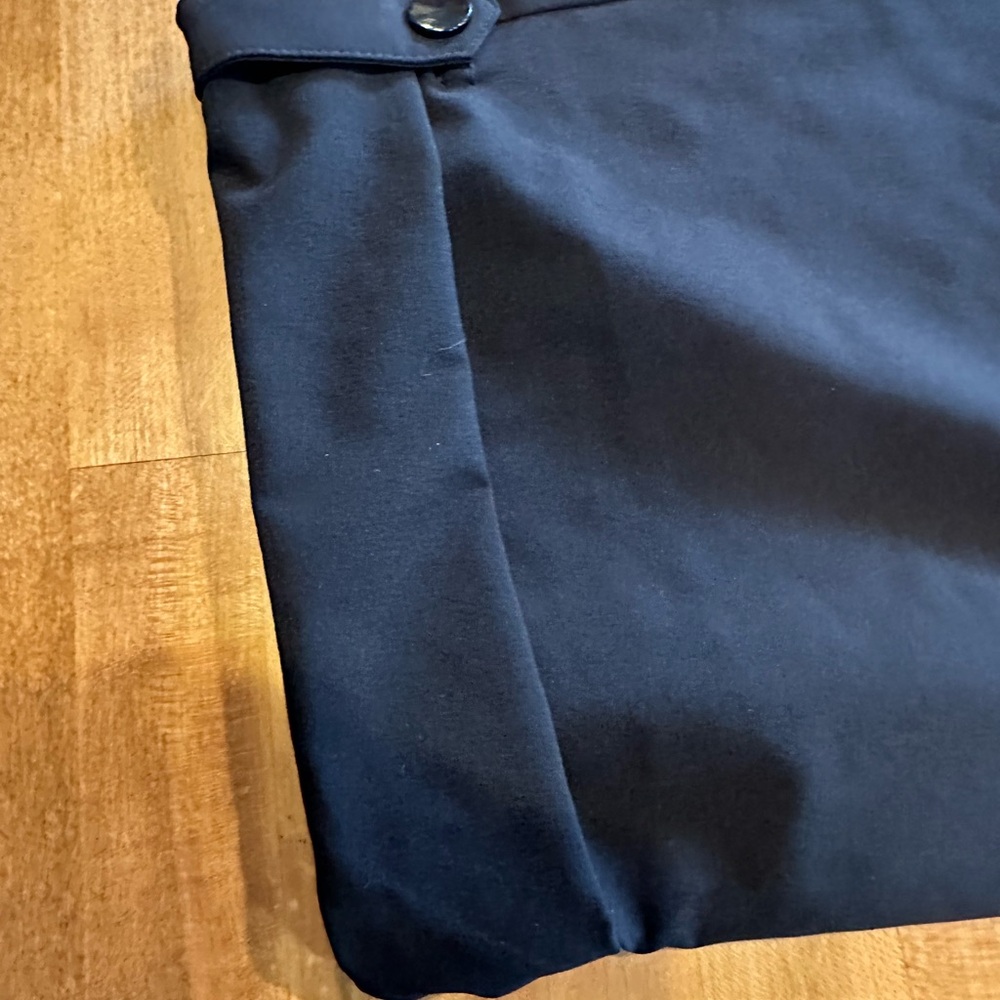 Chico’s Sz 2.5 Zenergy Black Cargo Pants with Button Details - Picture 6 of 7